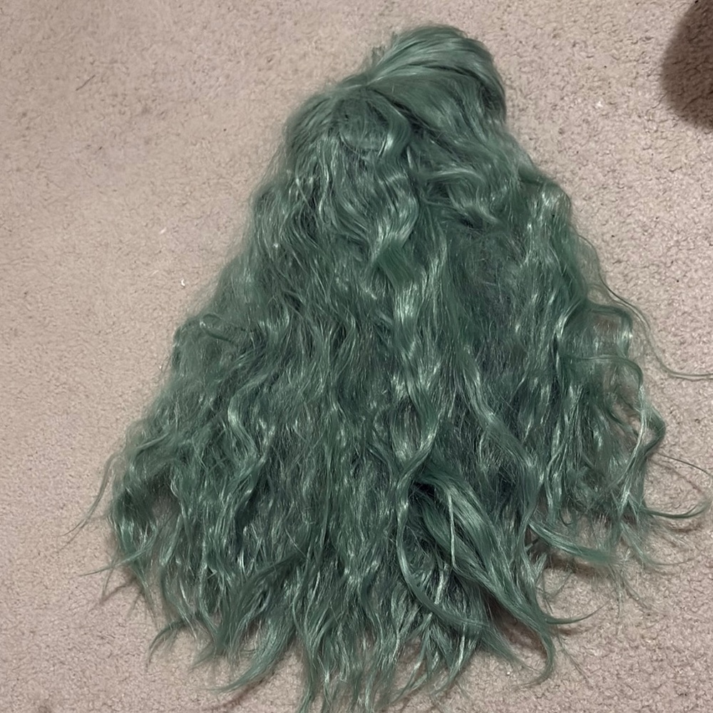 Green Voluminous Wavy long Wig - Picture 6 of 7